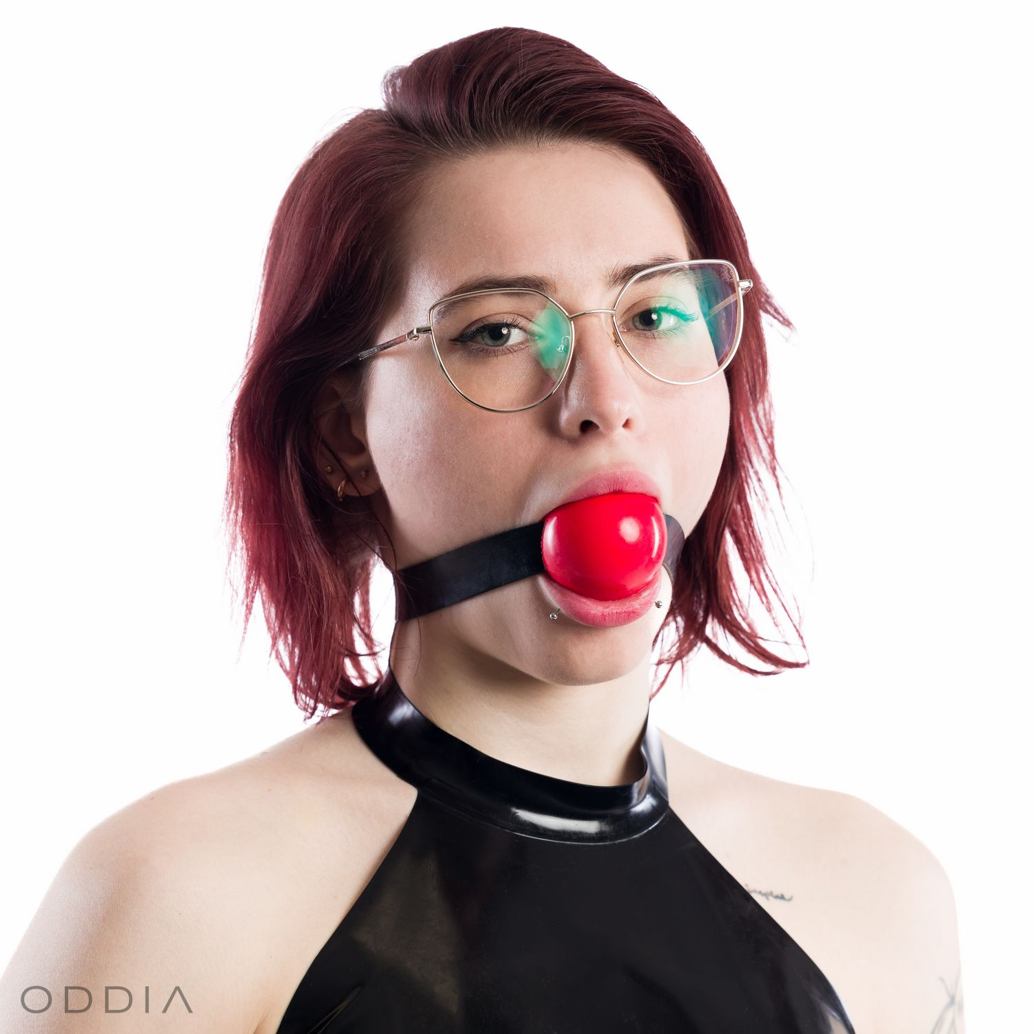 Mädchen mit rotem Knebelball im Mund