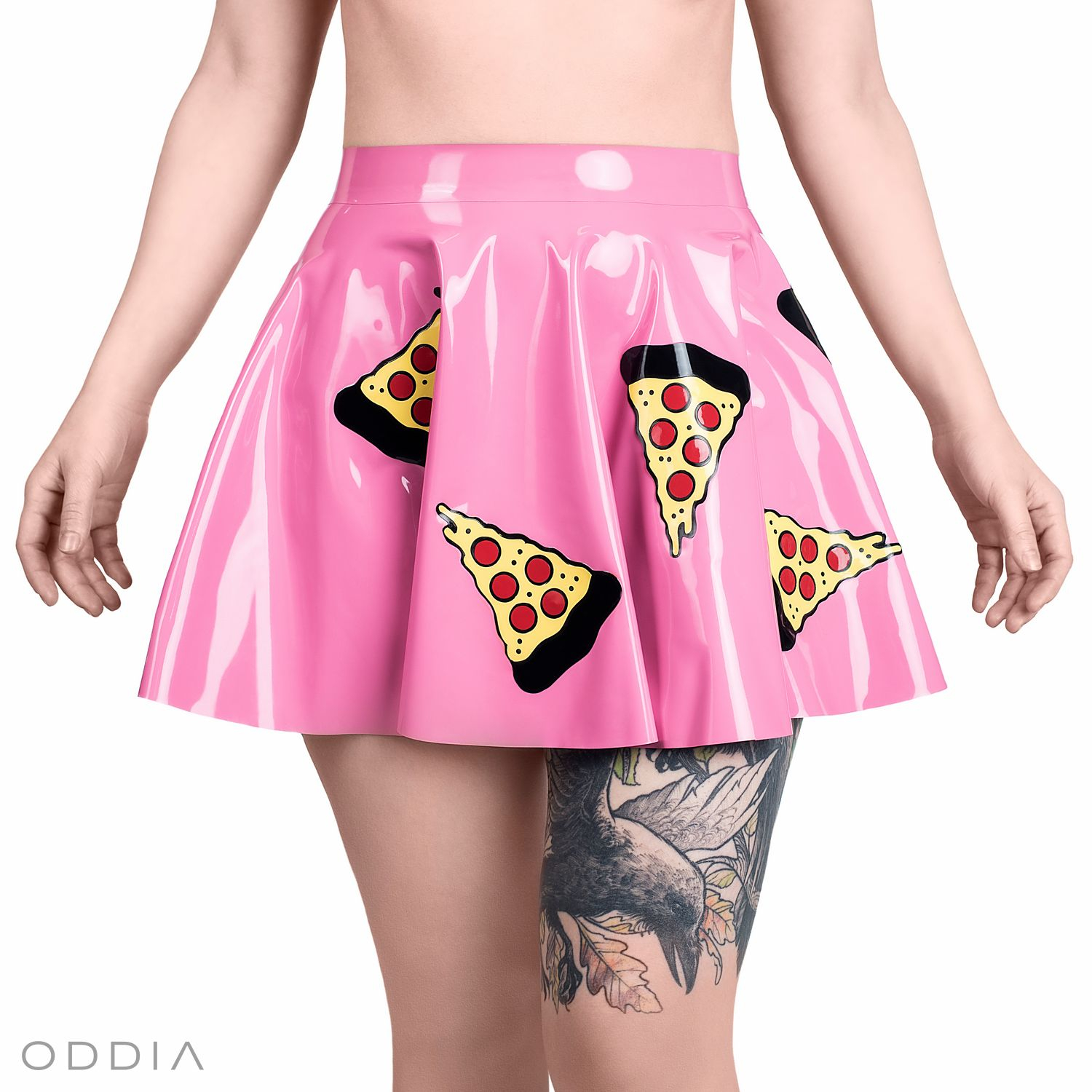 Ružová latexová kruhová sukňa s veselým vzorom pizze - pohľad zpredu