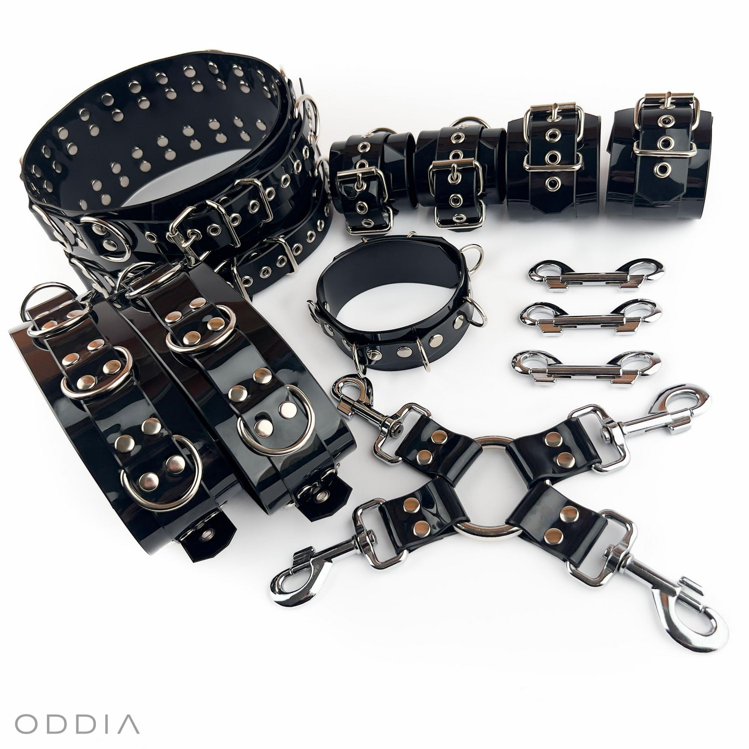 Grand ensemble de bondage avec différentes contraintes BDSM, collier, ruban de bondage et accessoires, en noir sur fond blanc