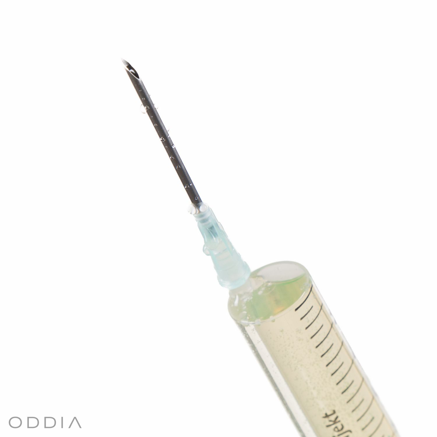 Detail hrotu injekčnej ihly na injekčnej striekačke