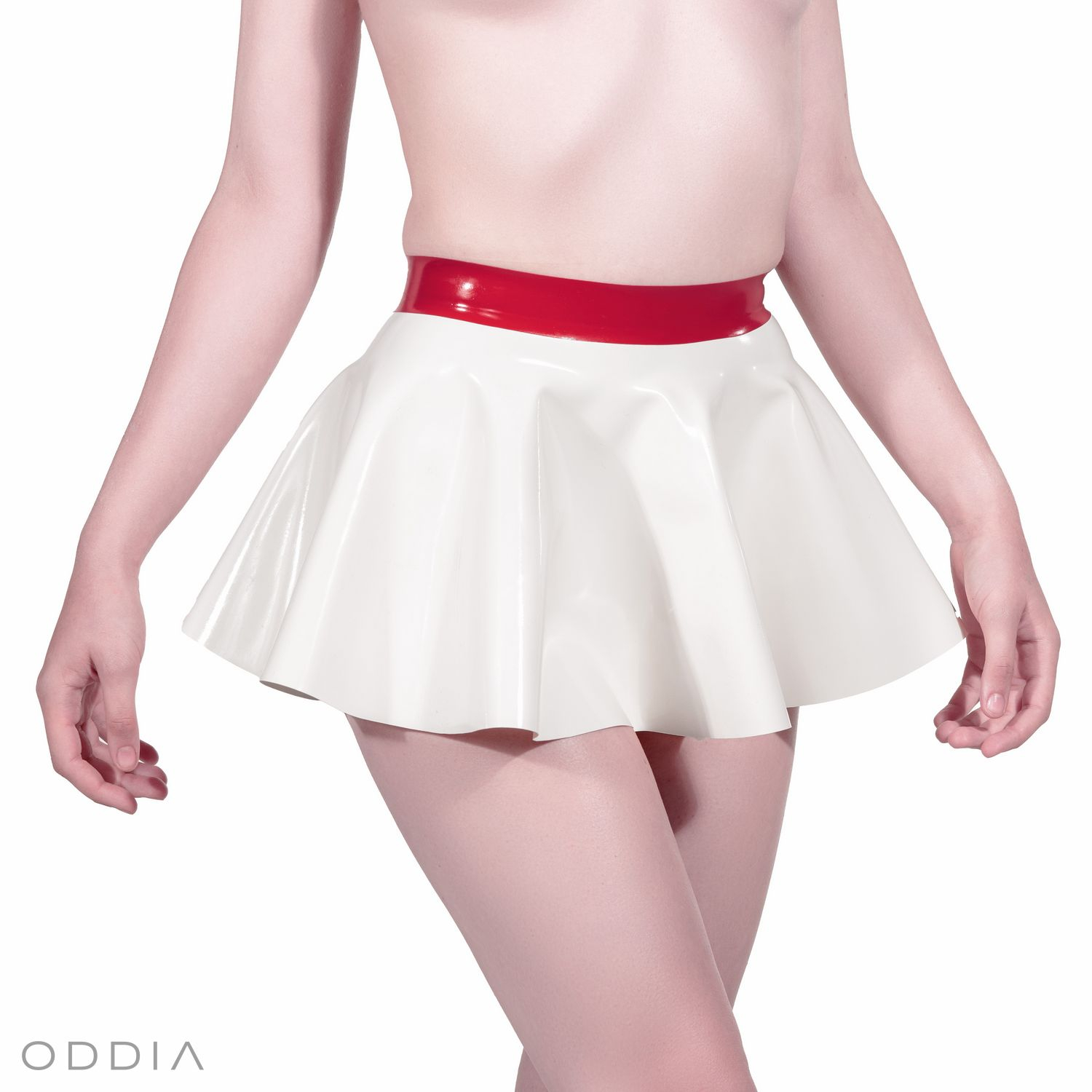 Ein weißer Latex Minirock mit einem konstrastierenden roten Bund