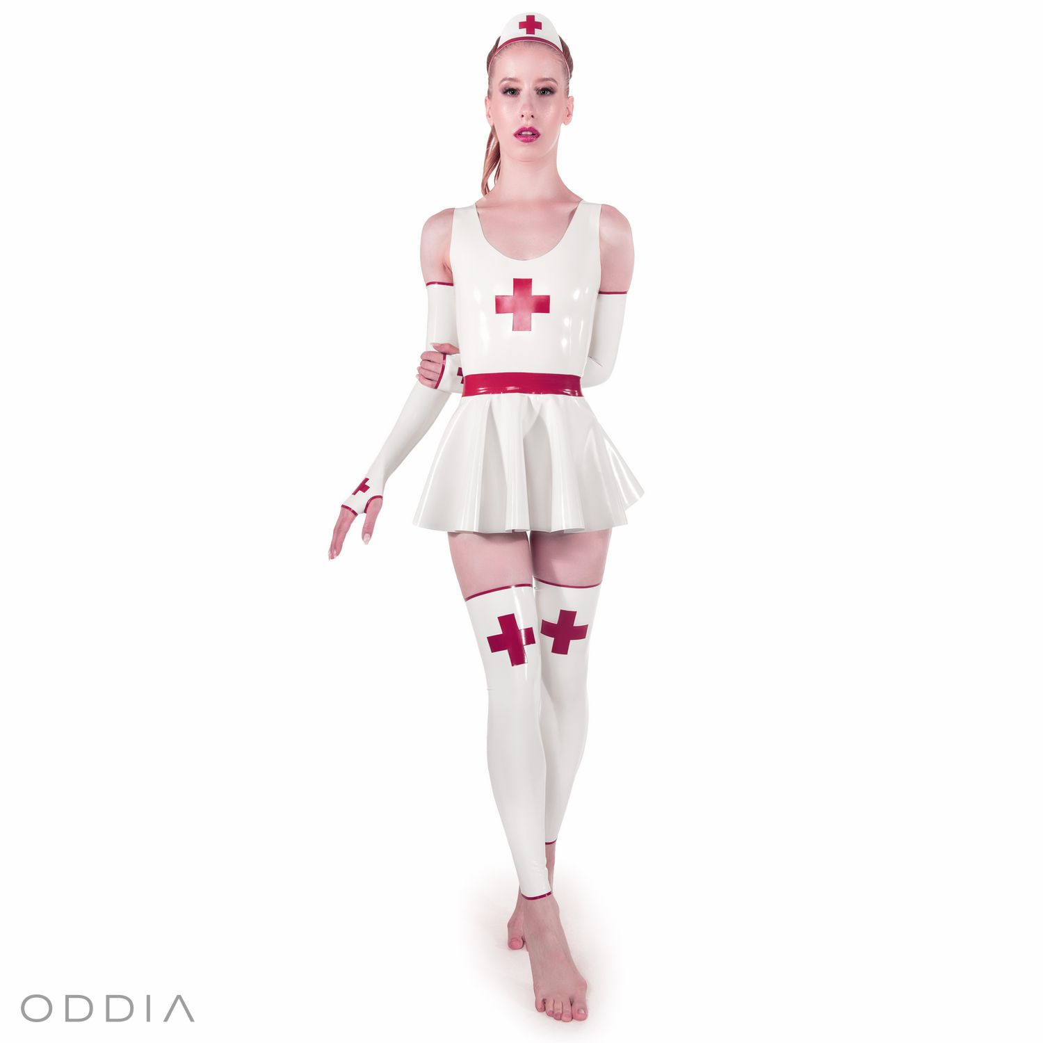 Ein Latex Krankenschwestern Set aus weißem Latex mit roten Kontrastelementen